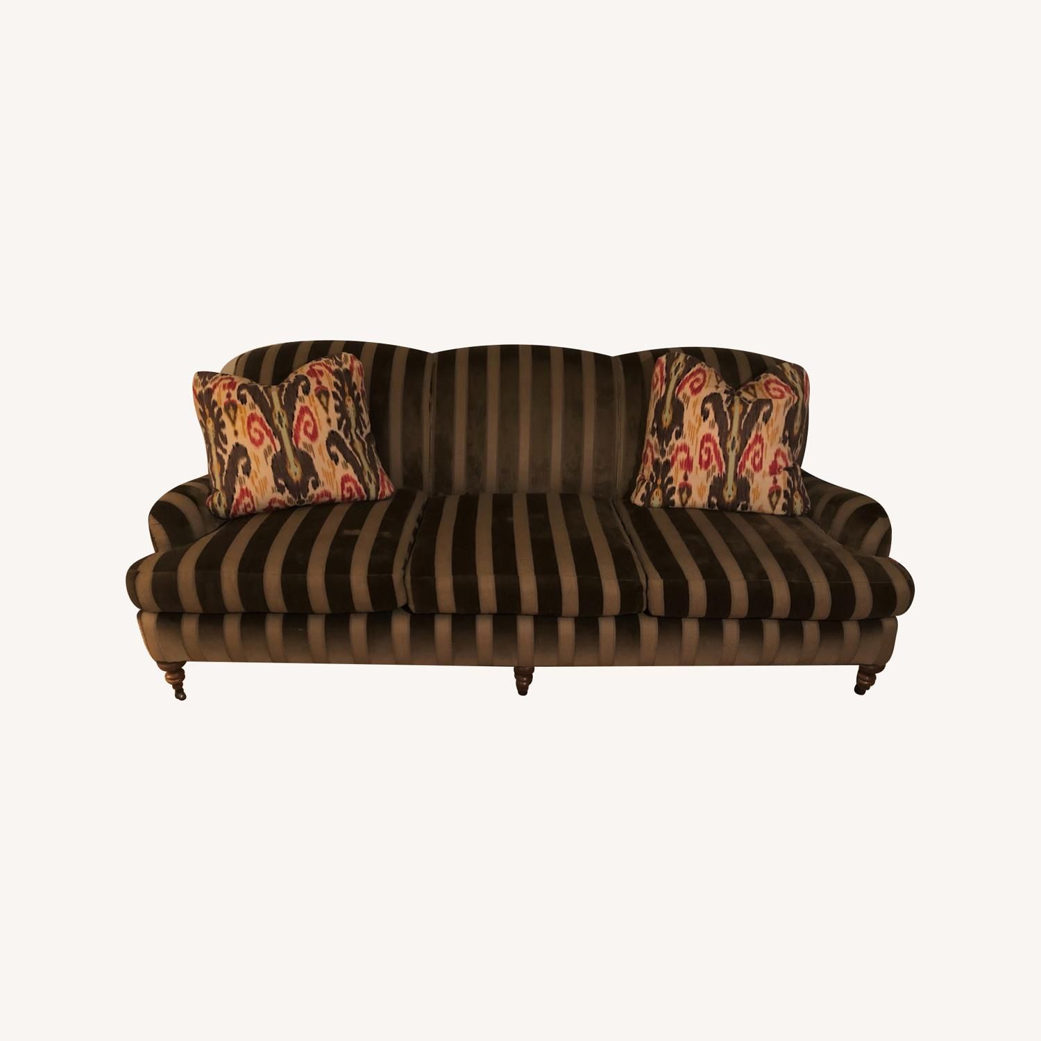 Traditional Velvet 3 Seater Sofa – Aptdeco With Traditional 3 Seater Sofas (Gallery 9 of 20)